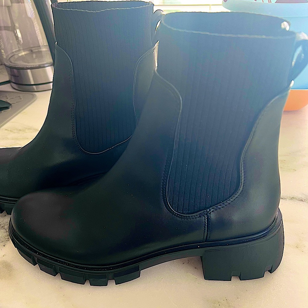 Never worn Steve Madden boots! Super hip.